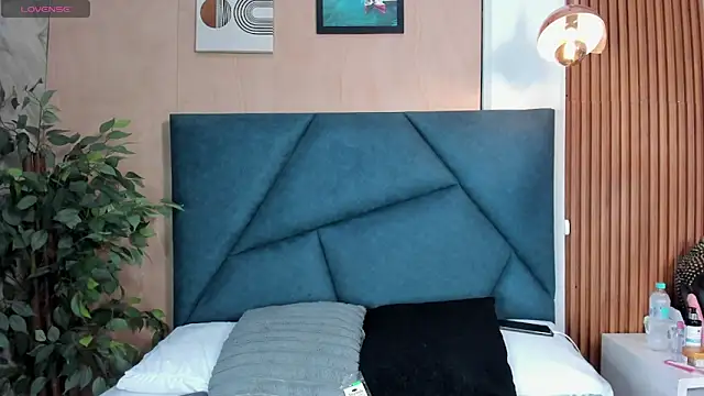 Snapshot of VictoriaHarriss chatting on 11, 11, 2025 VictoriaHarriss online show from 11, 11, 2025