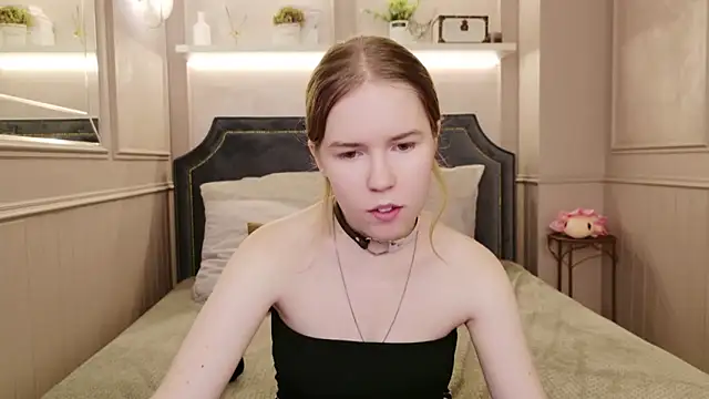 Snapshot of Alida_Brice chatting on 11, 11, 2025 Alida Brice online show from 11, 11, 2025