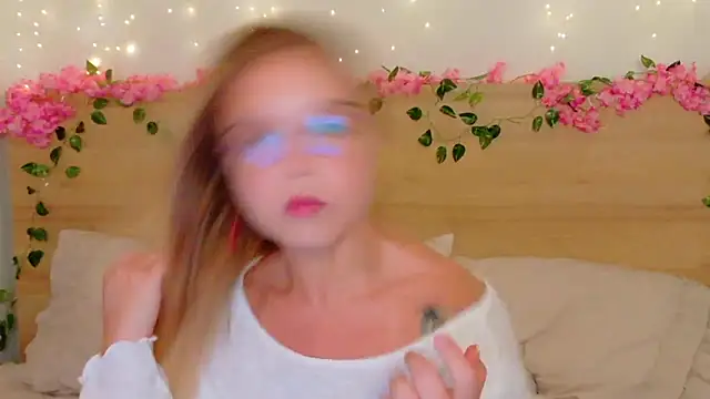 Lilith Bonheur online show from 8, 11, 2025