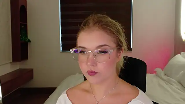 Snapshot of Lilith_Bonheur chatting on 8, 4, 2026 Lilith Bonheur online show from 8, 4, 2026