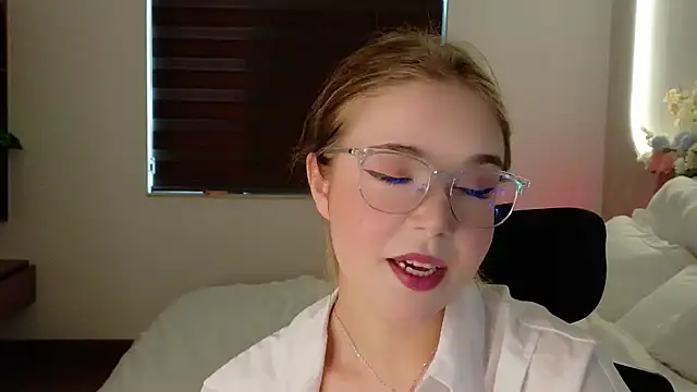 Snapshot of Lilith_Bonheur chatting on 10, 4, 2026 Lilith Bonheur online show from 10, 4, 2026