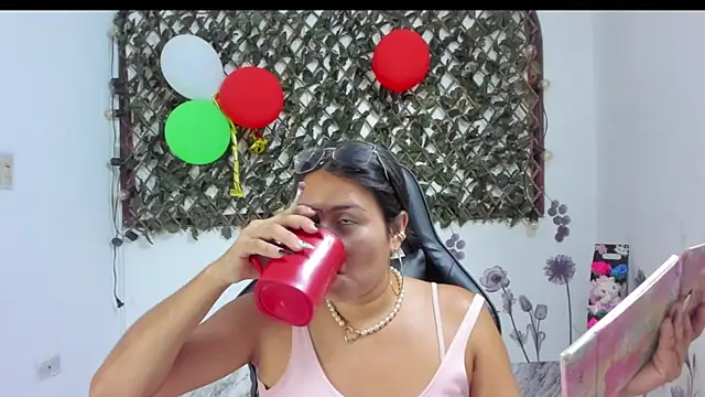 Snapshot of Luna021_1 chatting on 4, 11, 2025 Luna021 1 online show from 4, 11, 2025