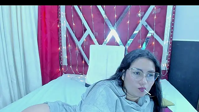 Snapshot of Luna021_1 chatting on 23, 11, 2025 Luna021 1 online show from 23, 11, 2025