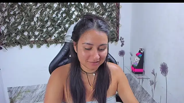 Snapshot of Luna021_1 chatting on 28, 11, 2025 Luna021 1 online show from 28, 11, 2025