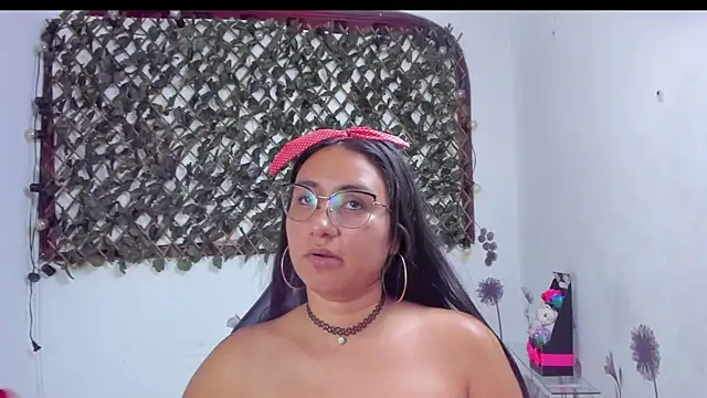 Snapshot of Luna021_1 chatting on 29, 11, 2025 Luna021 1 online show from 29, 11, 2025