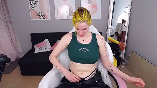 Snapshot of SabrinaRayX chatting on 4, 4, 2026 SabrinaRayX online show from 4, 4, 2026