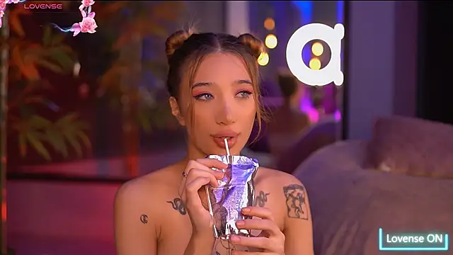 Snapshot of SiennaJayden chatting on 28, 10, 2025 SiennaJayden online show from 28, 10, 2025