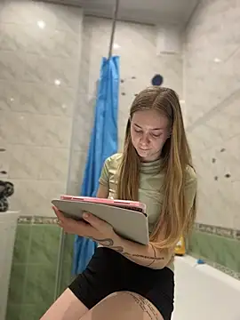 MilaMoone online show from 13, 4, 2026