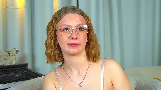 Snapshot of BeatriceBinoche chatting on 8, 4, 2026 BeatriceBinoche online show from 8, 4, 2026