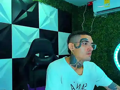 Snapshot of boy_tatto777 chatting on 18, 9, 2025 boy tatto777 online show from 18, 9, 2025