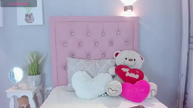 Snapshot of InnocentVibes chatting on 7, 10, 2025 InnocentVibes online show from 7, 10, 2025