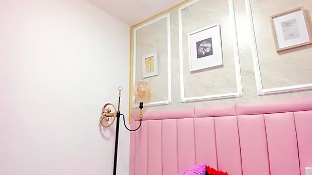 HoollyHendrix online show from 2, 12, 2025