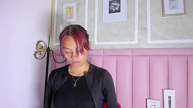 HoollyHendrix online show from 8, 1, 2026