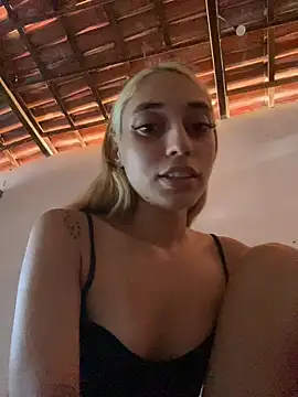 Snapshot of loirinhaaa chatting on 21, 4, 2026 loirinhaaa online show from 21, 4, 2026