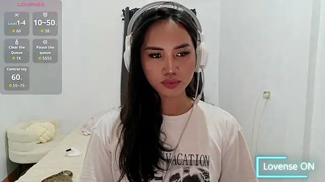 Snapshot of Divine_Goddesss chatting on 19, 4, 2026 Divine Goddesss online show from 19, 4, 2026