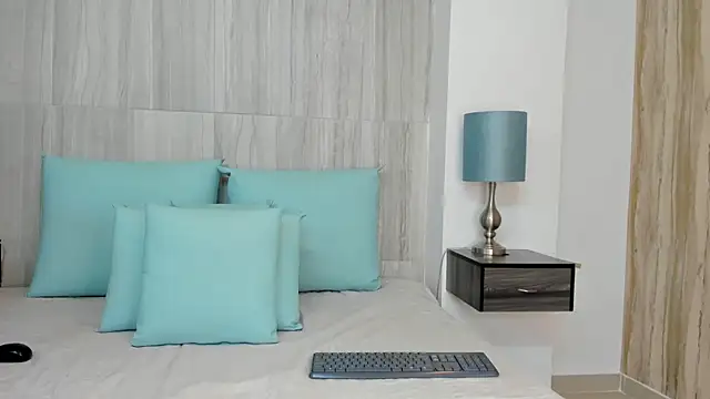 Snapshot of Valeria-Cruzz chatting on 28, 10, 2025 Valeria-Cruzz online show from 28, 10, 2025