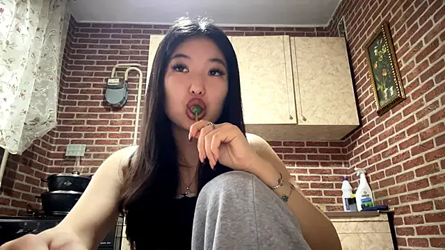 Snapshot of EmmaLeexth chatting on 6, 3, 2026 EmmaLeexth online show from 6, 3, 2026