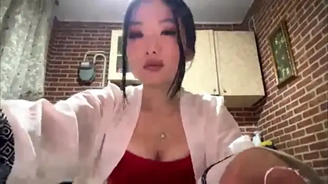 Snapshot of EmmaLeexth chatting on 5, 4, 2026 EmmaLeexth online show from 5, 4, 2026