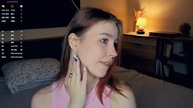 Snapshot of MaliaBourraine chatting on 4, 12, 2025 MaliaBourraine online show from 4, 12, 2025