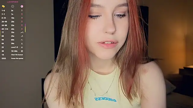 Snapshot of MaliaBourraine chatting on 5, 12, 2025 MaliaBourraine online show from 5, 12, 2025