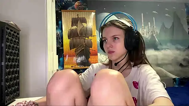 Elira Breeze online show from 3, 12, 2025