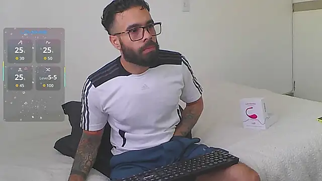 Snapshot of htrebor87 chatting on 7, 10, 2025 htrebor87 online show from 7, 10, 2025