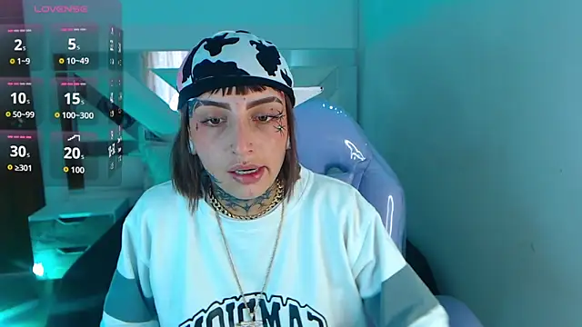 Snapshot of Gyal_8_ chatting on 24, 10, 2025 Gyal 8 online show from 24, 10, 2025