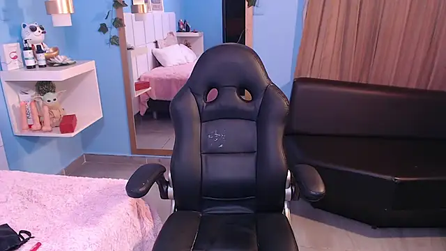 Snapshot of PenelopeBond chatting on 12, 11, 2025 PenelopeBond online show from 12, 11, 2025