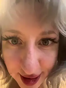 Snapshot of RonnieKiss chatting on 18, 3, 2026 RonnieKiss online show from 18, 3, 2026