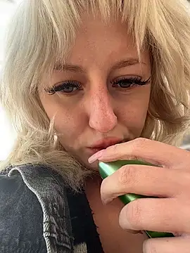 Snapshot of RonnieKiss chatting on 10, 4, 2026 RonnieKiss online show from 10, 4, 2026