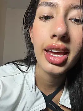 Snapshot of Julieta_Duque chatting on 5, 8, 2026 Julieta Duque online show from 5, 8, 2026
