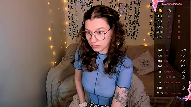 Snapshot of LinaBlossom_ chatting on 18, 10, 2025 LinaBlossom online show from 18, 10, 2025