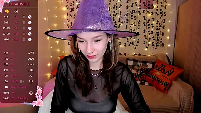 Snapshot of LinaBlossom_ chatting on 28, 10, 2025 LinaBlossom online show from 28, 10, 2025