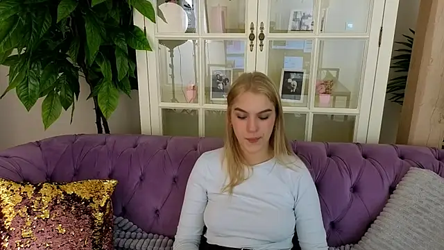 Snapshot of AlinaLiii chatting on 9, 4, 2026 AlinaLiii online show from 9, 4, 2026