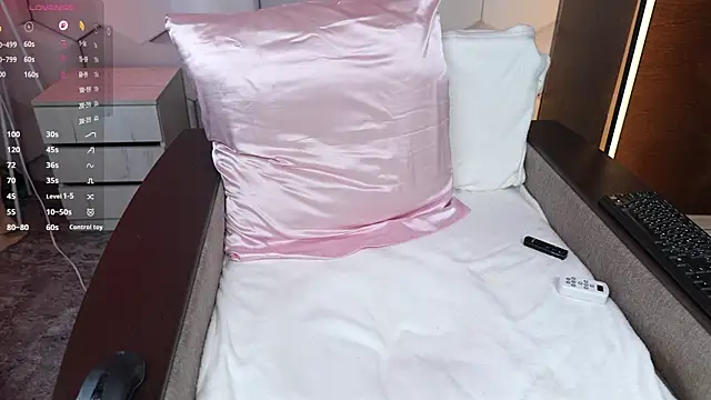 Snapshot of HottieEmma chatting on 8, 4, 2026 HottieEmma online show from 8, 4, 2026