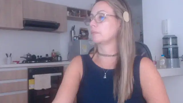 Snapshot of LovePaula chatting on 23, 10, 2025 LovePaula online show from 23, 10, 2025