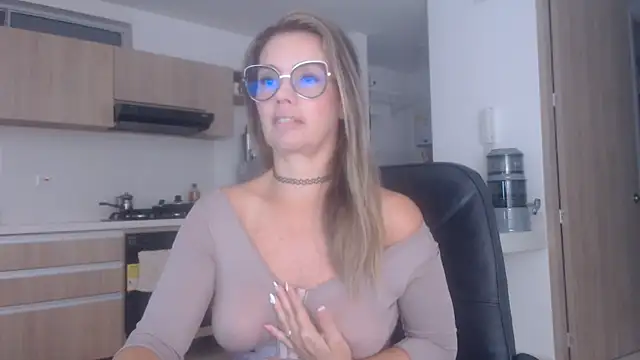 Snapshot of LovePaula chatting on 25, 10, 2025 LovePaula online show from 25, 10, 2025