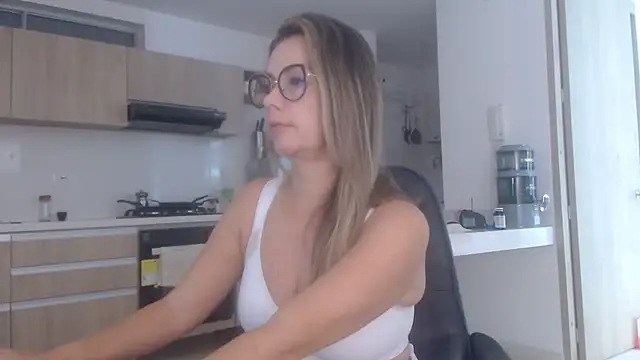 Snapshot of LovePaula chatting on 7, 11, 2025 LovePaula online show from 7, 11, 2025