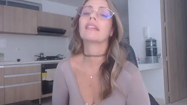 Snapshot of LovePaula chatting on 30, 11, 2025 LovePaula online show from 30, 11, 2025