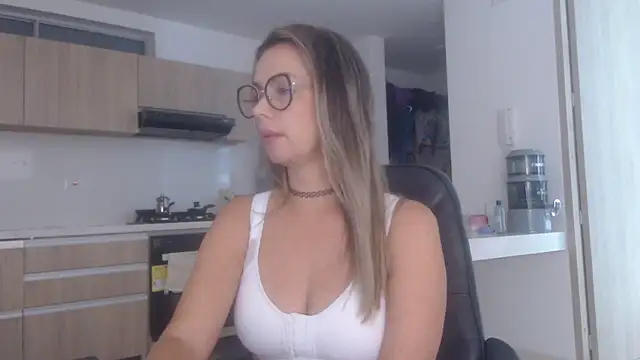 Snapshot of LovePaula chatting on 2, 12, 2025 LovePaula online show from 2, 12, 2025