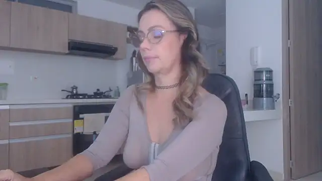 Snapshot of LovePaula chatting on 14, 12, 2025 LovePaula online show from 14, 12, 2025