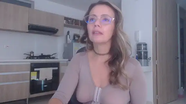 Snapshot of LovePaula chatting on 15, 12, 2025 LovePaula online show from 15, 12, 2025