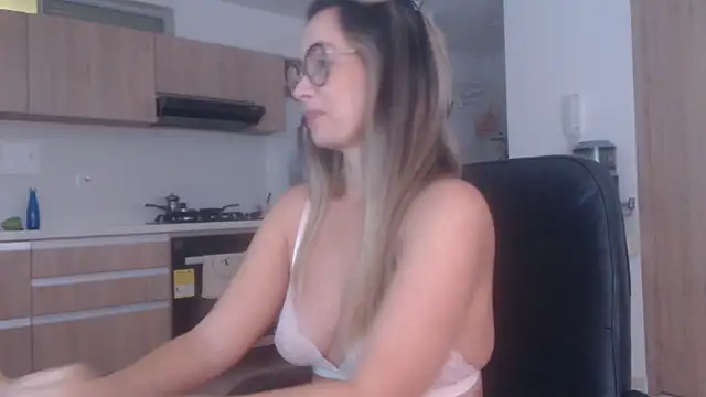 Snapshot of LovePaula chatting on 4, 2, 2026 LovePaula online show from 4, 2, 2026