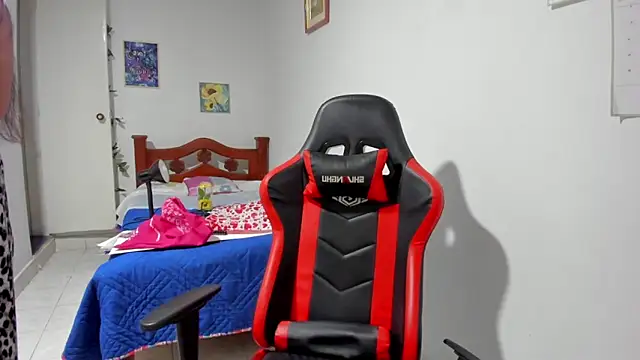 Snapshot of SophieLAmour chatting on 6, 11, 2025 SophieLAmour online show from 6, 11, 2025