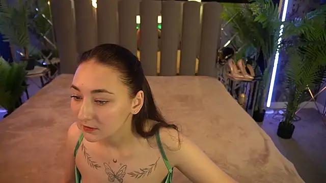 Snapshot of SashaDuvalle chatting on 4, 10, 2025 SashaDuvalle online show from 4, 10, 2025