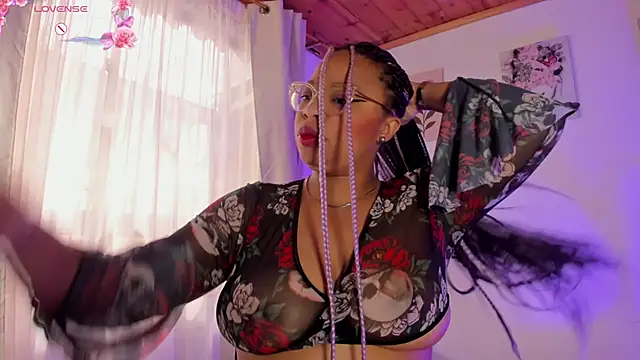 Snapshot of Lauraricci__ chatting on 11, 11, 2025 Lauraricci online show from 11, 11, 2025