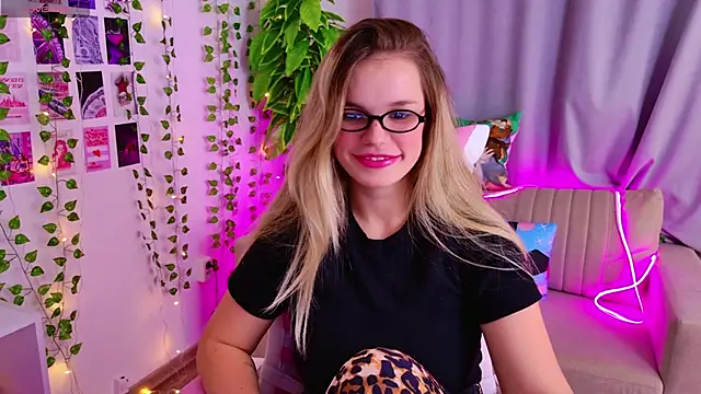 Snapshot of KellyHayden chatting on 15, 11, 2025 KellyHayden online show from 15, 11, 2025