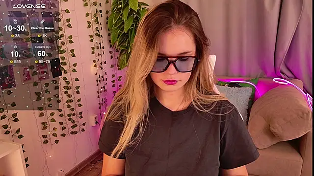 Snapshot of KellyHayden chatting on 22, 11, 2025 KellyHayden online show from 22, 11, 2025