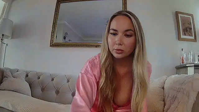 Snapshot of BarbieDolly_x chatting on 1, 10, 2025 BarbieDolly x online show from 1, 10, 2025