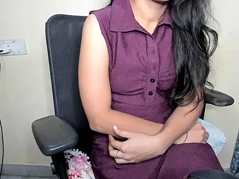 Snapshot of Queen-Bee143 chatting on 23, 4, 2026 Queen-Bee143 online show from 23, 4, 2026